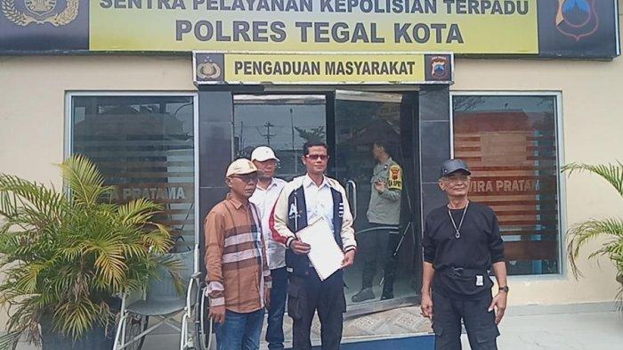 LAPORKAN NUR FITRIANI - Tiga warga aktivis Jejaring AKAR Jateng melaporkan Nur Fitriani anggota DPRD ke Polres Tegal Kota, Senin (19/5/2025). Pelaporan ini berkaitan dengan kasus penyelenggaraan haji ilegal.