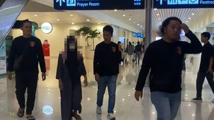 ABG WONOSOBO HILANG - Pihak kepolisian menjemput dan memulangkan siswi SMA asal Kecamatan Sapuran, Kabupaten Wonosobo seusai satu bulan dinyatakan menghilang. Siswi tersebut ditemukan di Kabupaten Katingan, Kalimantan Tengah. Kepergiannya dari rumah ternyata mencari keberadaan ayah kandungnya.