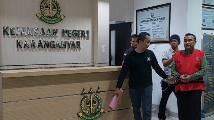 Direktur Operasional Lapangan PT MAM Energindo berinisial A ditetapkan sebagai tersangka dalam perkara dugaan korupsi pembangunan Masjid Agung Madaniyah Karanganyar Tahun 2020-2021. 