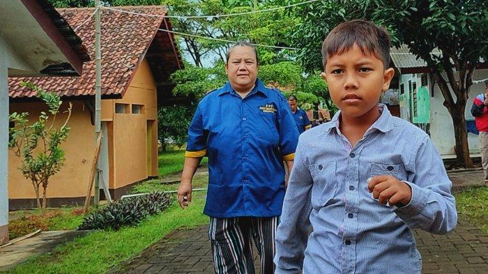 Sosok seorang wanita yang dideportasi dari negaranya tepat setelah dirinya diusir oleh mertua