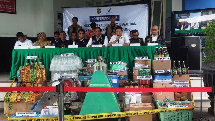 JAMU ILEGAL - BPOM Semarang ungkap kasus pabrik pemalsuan jamu dan obat kuat di Kudus dan Klaten, Senin (26/5/2025). Dalam kasus tersebut, dua pelaku yang merupakan pemilik pabrik jamu ilegal tersebut ditangkap dan kini telah ditetapkan menjadi tersangka.