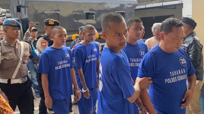 UNGKAP KASUS - Lima pelaku yang tertangkap dalam Operasi Aman Candi 2025 dihadirkan saat konferensi pers di Mapolres Semarang, Rabu (28/5/2025). Sejak 12 Mei 2025, polisi telah mengungkap tujuh kasus tindak pidana.
