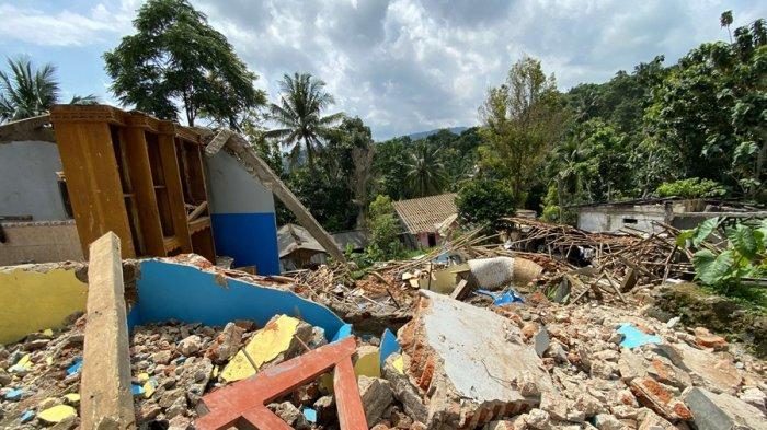 PORAK-PORANDA - Potret pada Rabu (27/5/2025) kondisi puluhan rumah di Dukuh Krajan, Desa Mandala, Kecamatan Sirampog, Kabupaten Brebes porak-poranda akibat bencana tanah gerak. Bencana ini terjadi pada Kamis (17/4/2025) dan berdampak pada 570 jiwa di tiga dukuh di desa tersebut.