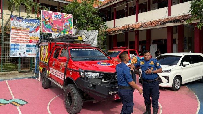 DAMKAR AMBIL RAPOR - Petugas Damkar di Kota Semarang mendatangi sekolah untuk mengambilkan rapor siswa, Jumat (20/6/2025).