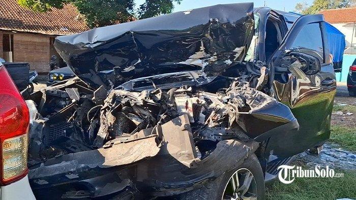 RINGSEK - Kondisi ringsek mobil Toyota Fortuner yang terlibat kecelakaan maut di Jalan Tol Solo-Ngawi, Desa Banaran, Kecamatan Sambungmacan, Kabupaten Sragen, Jumat (6/6/2025). Toyota Fortuner bernomor polisi AE 1250 JP itu bertabrakan dengan satu truk bernomor polisi AA 8469 BP. Kejadian tersebut menyebabkan dua orang meninggal dan dua luka ringan.