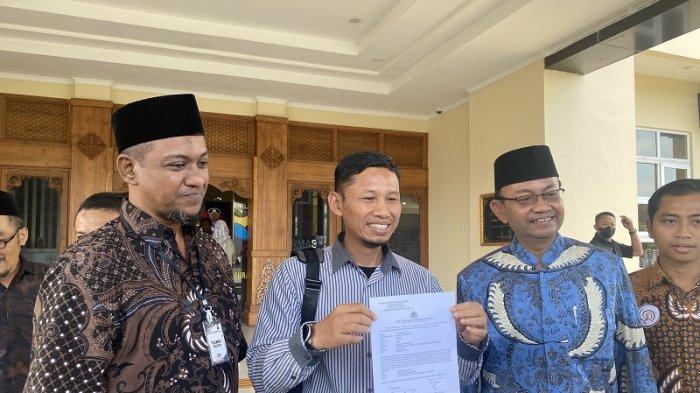 LAPORKAN PEMILIK AYAM GORENG WIDURAN-  Ketua Tim Hukum MUI Solo, Dedi Purnomo bersama Anggota DPRD Surakarta, Sugeng Riyanto melaporkan pemilik Ayam Goreng Widuran ke Polresta Surakarta, Rabu (11/6/2025).Dedi Purnomo mengatakan ada unsur tindak pidana yang dilakukan pemilik Ayam Goreng Widuran.