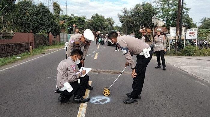OLAH TKP: Anggota Satlantas Polres Sumedang melakukan olah TKP kecelakaan maut di Jalan Raya Bandung-Cirebon, tepatnya di depan SPBU Cibeureum, Kecamatan Cimalaka, Kabupaten Sumedang, Selasa (10/6/2025) pagi. Dua pelajar meninggal dunia di lokasi. (TRIBUN JABAR/ISTIMEWA)