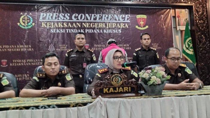 JUMPA PERS - Kepala Kejaksaan Negeri Jepara, RA Dhini Ardhany saat melaksanakan jumpa pers di kantor Kejari Jepara. Tersangka AWP diketahui menilap uang belasan nasabah di Kecamatan Bangsri untuk judi online.