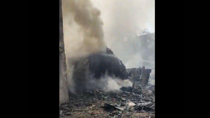 PESAWAT JATUH - Tangkapan layar video pesawat Air India jatuh di Ahmedabad, India Barat, Kamis (12/6/2025) Update terakhir sebanyak 242 orang dikabarkan tewas dalam peristiwa tersebut.