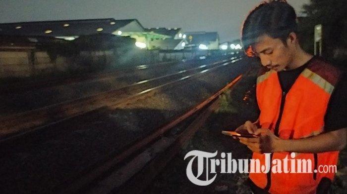 PENJAGA PERLINTASAN: Parto (28), petugas penjaga perlintasan swadaya di kawasan Jalan Buntaran, Manukan Wetan, Surabaya, saat ditemui TribunJatim.com, Rabu (11/6/2025) sore. Wanita berinisial MSK asal Jateng yang dikenal sebagai penjual kerupuk meninggal dunia usai tertabrak kereta api (KA) yang melintasi rel perlintasan sebidang dua jalur (double track) di kawasan Jalan Buntaran. (TribunJatim.com/Luhur Pambudi)