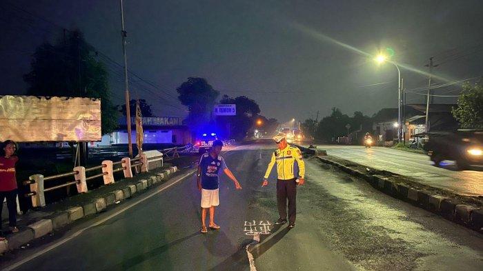CEK TKP - Anggota Polres Kendal cek lokasi kecelakaan tunggal dua pemuda diduga mabuk saat berkendara di Jalan Pantura Pucangrejo Kecamatan Gemuh, Kamis (12/6/2025) dini hari. Kanit Gakkum Satlantas Polres Kendal, Ipda M Heru Ardiantoro mengkonfirmasi pengendara bernama Ainur Rokhim (28) warga Weleri itu, mengalami luka berat akibat benturan di bagian kepala. 