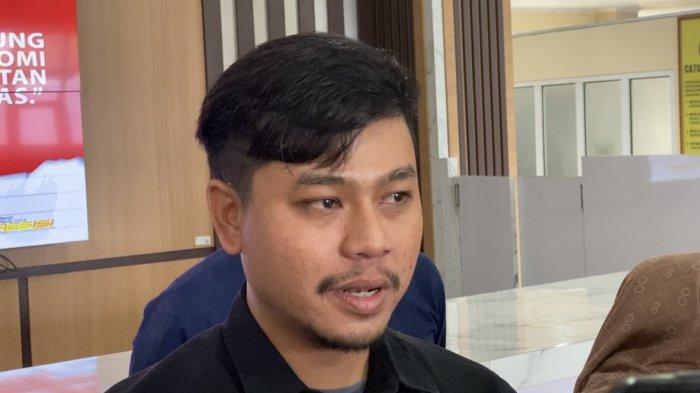 POLRESTA TANGGAPI ADUAN - Kasat Reskrim Polresta Solo, AKP Prasetyo Tri Wibowo menanggapi aduan Anggota DPRD Surakarta, Sugeng Riyanto dan Ketua Hukum MUI Dedi Purnomo yang membuat laporan aduan tentang Ayam Goreng Widuran. Prasetyo Tri Wibowo mengatakan saat ini kasus tersebut sedang diteliti.