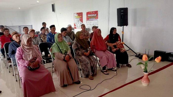 PENGABDIAN MASYARAKAT - Program Studi D-3 Akuntansi Politeknik Harapan Bersama (Poltek Harber) menggelar program pengabdian masyarakat strategis untuk memberdayakan petani kopi di Desa Cikendung,
Kecamatan Pulosari, Kabupaten Pemalang, pada Rabu (11/6/2025). Inisiatif ini dirancang khusus untuk meningkatkan kemampuan manajemen usaha tani dan pengelolaan keuangan para petani di kawasan sentra produksi kopi terbesar di Pemalang. (Dok Poltek Harber Tegal)