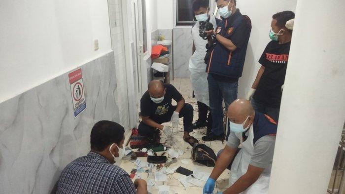 Tim inafis Polres Karanganyar melakukan olah TKP penemuan mayat di kamar indekos di Desa Tohudan, Kecamatan Colomadu, Kabupaten Karanganyar, Senin (16/6/2025).