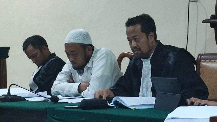 HANYA BISA DIAM - Aipda Robig Zaenudin (baju putih) terdakwa kasus penembakan siswa SMK hingga tewas di Semarang mengikuti persidangan di Pengadilan Negeri (PN) Semarang. 