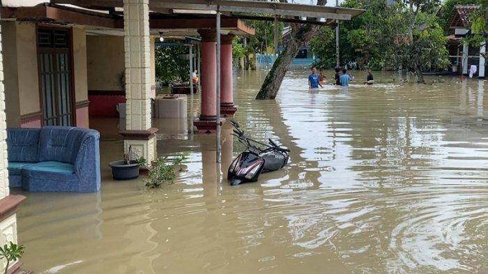 TERENDAM BANJIR - Banjir melanda permukiman di Dusun Kedungwundu, Desa Tanggirejo, Kecamatan Tegowanu, Kabupaten Grobogan pada Rabu (18/6/2025). Warga menembus genangan setinggi perut dan tampak juga sejumlah barang terendam. (TRIBUN JATENG/REZA GUSTAV)