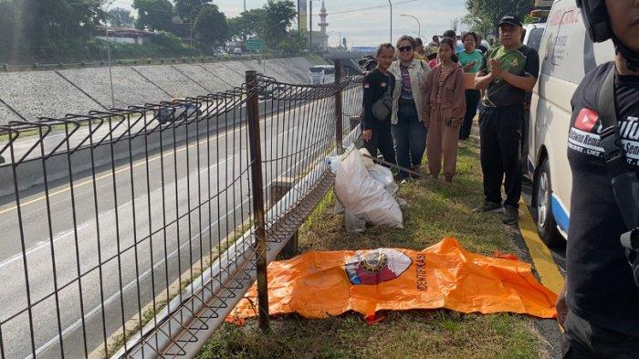 TEMUAN JENAZAH: Polisi, tenaga medis dan relawan memeriksa penemuan jenazah di tepi jalur masuk menuju Pintu Tol Jatingaleh menuju arah Krapyak/Jakarta, tepatnya di dekat Pasar Jatingaleh, Kelurahan Tinjomoyo, Kecamatan Banyumanik, Kota Semarang pada Kamis (19/6/2025) pagi. (TRIBUN JATENG/REZA GUSTAV)