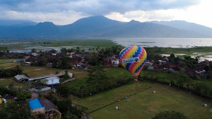 PEMANDANGAN DARI BALON UDARA - Penampakan wahana baru Balon Udara di Saloka Theme Park yang akan menjadi daya tarik utama Saloka Fest 2025. Sejumlah pengunjung menikmati pemandangan Rawa Pening dan pegunungan dari ketinggian, Rabu (18/6/2025).