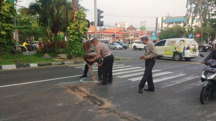 OLAH TKP: Petugas BPBD dan Polisi mengevakuasi jenazah korban untuk dievakuasi ke kamar mayat RSUD dr Soetomo Surabaya, Kamis (19/6/2026). Lalu, Anggota Unit Laka Satlantas Polrestabes Surabaya melakukan olah TKP. (TRIBUN JATIM/ISTIMEWA)
