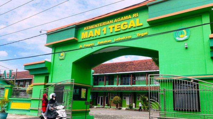 SISWI DIKELUARKAN - Ilustrasi gerbang MAN 1 Tegal, Jalan Ponpes Babakan, Kecamatan Lebaksiu, Kabupaten Tegal, Jumat (20/6/2025). Sekolah itu menjadi viral seusai beredar kabar ada siswi dikeluarkan seusai ikuti Popda Cabang Renang.