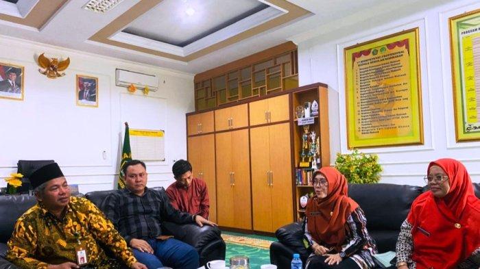 CEK KEBENARAN - Kepala Kantor Kemenag Kabupaten Tegal HM Aqsho (pakai peci) berbincang dengan Waka Kesiswaan MAN 1 Tegal Hj Nok Aenul Latifah (kerudung coklat) di sekolah setempat, Jumat (20/6/2025). Kemenag hendak mengecek kebenaran terhadap viralnya dugaan seorang siswi dikeluarkan dari sekolah lantaran mempersoalkan baju renang saat ikuti Popda Cabang Renang.