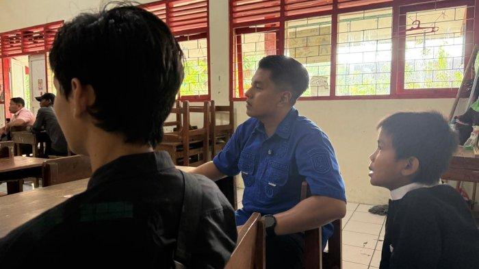 AMBIL RAPOR - Petugas Damkar di Kota Semarang mendatangi sekolah untuk mengambilkan rapor siswa, Jumat (20/6/2025).