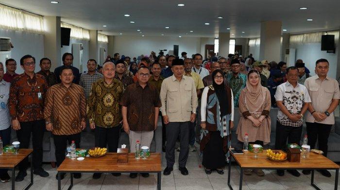 KULIAH UMUM: Wakil Menteri Koperasi (Wamenkop) Republik Indonesia, Ferry Juliantono hadir sebagai narasumber utama dalam Kuliah Umum “Bangkit Ekonomi Rakyat, Bangkit Koperasi Indonesia” yang diselenggarakan dalam rangka Dies Natalis ke-23 Politeknik Harapan Bersama (Poltek Harber) di Aula Kampus, pada Jumat (20/6/2025). Kuliah umum diikuti oleh ratusan mahasiswa, dosen, Dinas Koperasi Kota/Kabupaten beserta Pengurus Koperasi di wilayah Kota Tegal, Kabupaten Tegal, Kabupaten Brebes, dan Kabupaten Pemalang. (Dok Poltek Harber)
