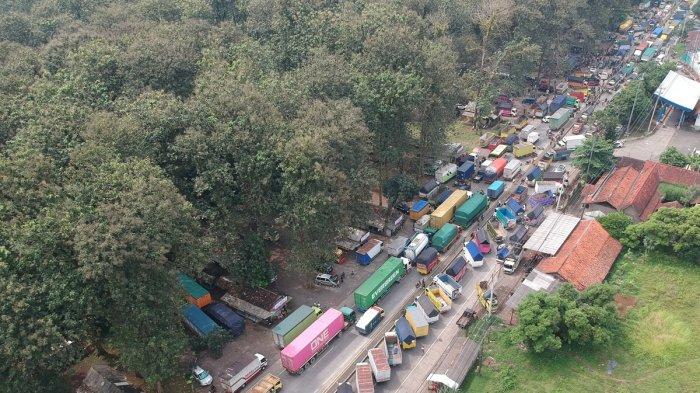 ORASI - Ribuan sopir truk memblokade jalur nasional Pantura dan melakukan orasi terkait ODOL di wilayah Alas Roban, Kabupaten Batang, Jawa Tengah, Jumat (20/6/2025). Pada aksi tersebut para sopir menyampaikan tiga tuntutan utama yang ditujukan kepada Forum Komunikasi Pimpinan Daerah (Forkopimda) Batang terdiri dari Polres, Bupati, Dinas Perhubungan, DPRD, dan Organda.
