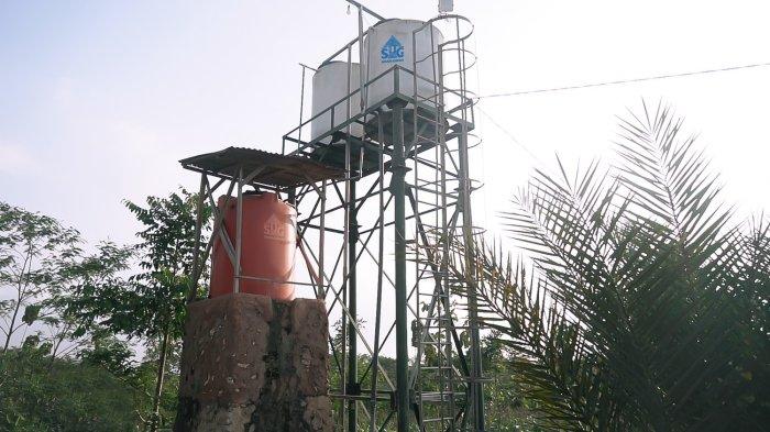 AIR BERSIH: PT Semen Gresik melalui program CSR pilar lingkungan menyalurkan bantuan sarana dan prasarana air berih berupa bak penampungan (tandon) di Desa Pasucen Kabupaten Rembang. Bantuan tersebut untuk mempermudah penyediaan sarana air bersih di desa sekitar perusahaan. (Dok/Semen Gresik)