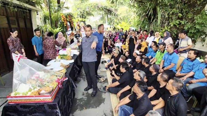 ULTAH JOKOWI: Presiden ke-7 RI, Joko Widodo (Jokowi), merayakan tahun ke-64, Sabtu (21/6/2025). Ulang tahun Jokowi dirayakan dengan sederhana di depan kediamannya di Sumber, Banjarsari, Surakarta. (TRIBUN JATENG/WORO SETO)
