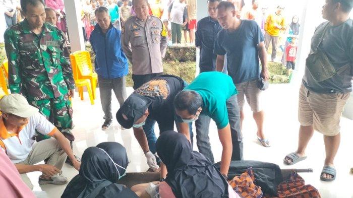 MAHASISWA TENGGELAM - Tim medis dibantu pihak kepolisian dan warga setempat mengevakuasi jenazah mahasiswa yang tewas tenggelam saat berenang di Kedung Kali Rambat, Kecamatan Baturraden, Kabupaten Banyumas, Minggu (22/6/2025). Korban diduga mengalami kram saat berenang selepas mengerjakan tugas kuliah.