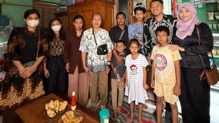 DAMKAR SEMARANG - Sekretaris Dinas Pemadam Kebakaran (Damkar) Kota Semarang, Ade Bhakti Ariawan, yang mengantarkan langsung Noval dan keluarganya bertemu dengan kerabat di Kota Salatiga, Minggu (22/6/2025).