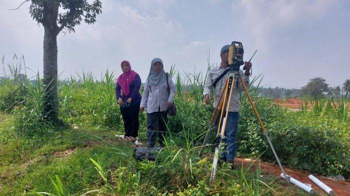 SEKOLAH RAKYAT - Petugas tim Kementerian PUPR melakukan pengukuran lahan calon lokasi pembangunan Sekolah Rakyat di Desa Suwawal Timur Kecamatan Pakisaji Jepara, beberapa waktu lalu. Dok Dinpermades Jepara