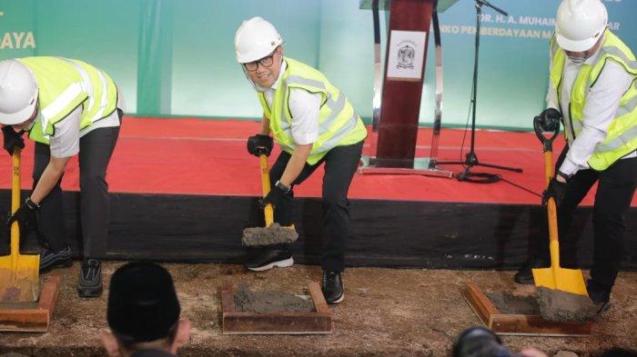 PELETAKAN BATU PERTAMA: Menteri Koordinator Bidang Pemberdayaan Masyarakat, Abdul Muhaimin Iskandar, saat peletakan batu pertama SPPG di Ponpes API Syubbanul Waton, Tegalrejo, Kabupaten Magelang, Jawa Tengah, Senin (23/6/2025). Satuan Pelayanan Pemenuhan Gizi (SPPG) di kompleks pondok pesantren memiliki peran strategis dalam membentuk masa depan umat dan bangsa. (Dok)