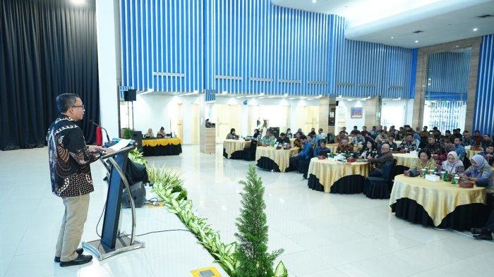 SAMPAIKAN SAMBUTAN: Direktur Operasi Kilang Pertamina Internasional (KPI) Pusat, Didik Bahagia menyampaikan sambutan saat puncak peringatan Hari Lingkungan Hidup (HLH) 2025 yang diselenggarakan di gedung Patra Graha area Kilang Cilacap, Jumat (20/6/2025). Ia menegaskan, komitmen perusahaan berkelas dunia yang fokus pada lingkungan. (Dok Pertamina Cilacap)