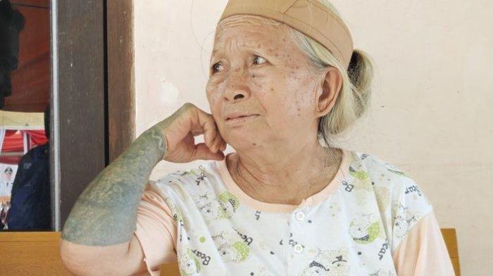 Nenek Gelam (75) menjadi saksi hidup tradisi Dayak Kenyah yang perlahan ditinggalkan. Tato di tubuhnya bukan sekadar seni, melainkan identitas yang nyaris punah.