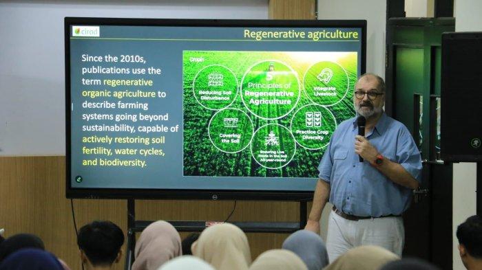 KULIAH TAMU: Universitas Muhammadiyah Purwokerto (UMP) terus memperkuat kiprahnya dalam kancah pendidikan global melalui program unggulan “International Guest Lecture Series on SDGs”. UMP melalui Biro Kerja Sama dan Urusan Internasional (BKUI) menggelar kuliah tamu yang menghadirkan pakar agrikultur dunia, Prof. Alain Rival dari CIRAD, Prancis — sebuah lembaga riset internasional di bidang pertanian dan pembangunan berkelanjutan untuk kawasan Asia Tenggara. (Dok UMP)
