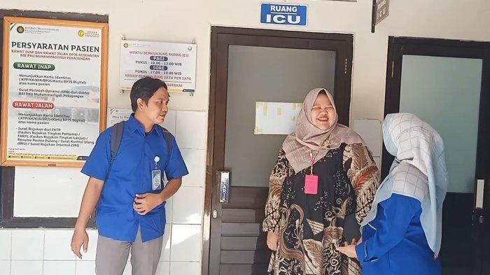 ICU RSI PEKAJANGAN - Asisten Manajer Pelayanan Medis RSI Pekajangan, dr Maria Ulfa (tengah) saat berada di depan ruang ICU Rumah Sakit Islam (RSI) Pekajangan, Kabupaten Pekalongan yang merawat Rafa pasien yang diduga digigit ular weling di rumahnya. Sudah delapan hari, pasien dalam kondisi tidak sadarkan diri dan bergantung pada alat bantu napas (ventilator) sejak pertama kali masuk rumah sakit pada 16 Juni 2025.