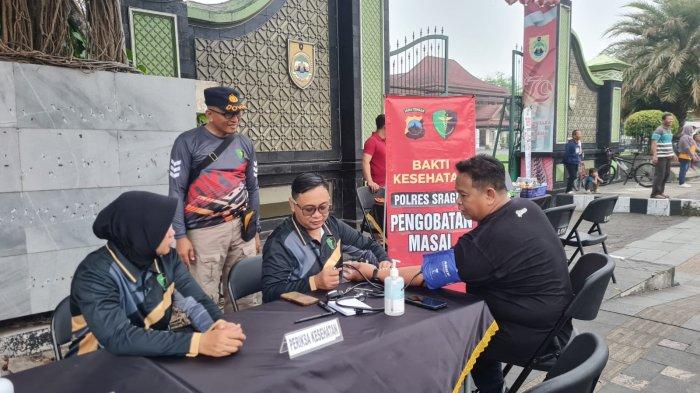 LAYANAN PUBLIK: Polres Sragen menggelar rangkaian kegiatan Bakti Sosial dan Pelayanan Publik Gratis di kawasan Car Free Day (CFD) Alun-Alun Sasono Langen Putro dan depan Kantor Pemda Lama Kabupaten Sragen. Kegiatan tersebut dalam rangka memperingati Hari Ulang Tahun Bhayangkara ke-79. (Dok Polres Sragen)