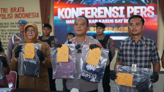 BARANG BUKTI: Kapolres Sragen, AKBP Petrus Parningotan Silalahi, menunjukkan barang bukti kasus persetubuhan anak yang dilakukan ayah tiri dalam jumpa pers di Mapolres Sragen pada Selasa (24/6/2025). Kapolres menegaskan bahwa tindak pidana persetubuhan atau pencabulan anak di bawah umur adalah kejahatan serius yang tidak mengenal konsep 