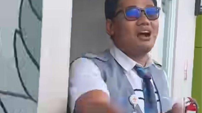 Tangkapan layar video petugas bersikukuh melarang balita naik kereta api lantaran tidak memiliki tiket. Peristiwa viral ini terjadi di Stasiun Mandai, Kecamatan Maros, Sulawesi Selatan, belum lama ini.