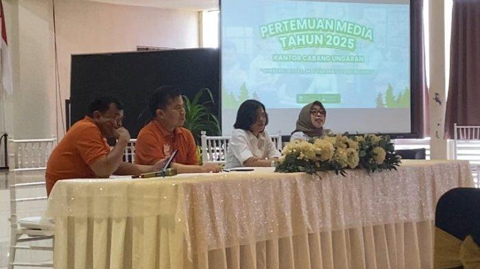 BAHAS SEJUMLAH ISU - BPJS Kesehatan Kantor Cabang Ungaran dan narasumber lain menggelar pertemuan dengan media bertajuk “JKN Berkualitas, Masyarakat Semakin Sehat” di Susan Spa Resort, Bandungan, Rabu (25/6/2025). Terdapat sejumlah isu yang dibahas, di antaranya peserta PBI JKN yang terdampak penyesuaian data dan pelaksanaan regulasi Kelas Rawat Inap Standar (KRIS).