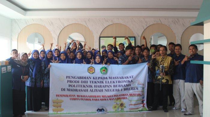 PELATIHAN MENULIS CERPEN: Tim Pengabdian Kepada Masyarakat (PKM) Politeknik Harapan Bersama (Poltek Harber) menggelar Pelatihan Menulis Cerita Pendek di Perpustakaan MAN 1 Brebes, Rabu (5/6/2025). Pelatihan ini bertujuan mendorong siswa untuk lebih percaya diri dalam mengekspresikan ide dan pengalaman melalui media tulisan, khususnya cerita pendek. (Dok Poltek Harber)