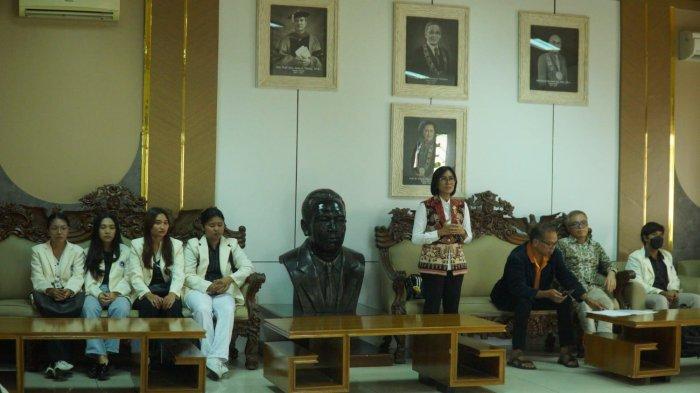 PELEPASAN ATLET: Direktorat Kemahasiswaan (DEM) UKSW menyelenggarakan seremoni pelepasan para atlet yang akan berlaga pada POMPROV Jawa Tengah di Wilayah Rayon III dan peserta PPK Ormawa, Jumat (20-06-2025). Momen ini tak sekadar menjadi prosesi simbolik, namun menjadi penguatan rohani dan batin para peserta untuk siap tampil sebagai duta sportivitas dan pembawa nama baik almamater. (Dok UKSW)