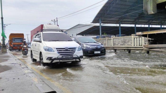 TANGGUL LAUT DEMAK - Proyek pembangunan tanggul laut atau hybrid sea wall direncanakan akan dibangun pada Oktober 2025 dan diklaim mampu mengatasi banjir rob di jalur pantura Sayung, Kabupaten Demak.