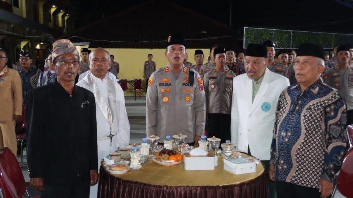 DOA LINTAS AGAMA: Suasana khidmat dan penuh kedamaian menyelimuti Hall Sibara Polres Sragen, saat digelarnya Doa Lintas Agama dalam rangka memperingati Hari Bhayangkara ke-79, Rabu malam (25/6/2025). Kegiatan ini menjadi bagian dari rangkaian pembinaan tradisi Polri dengan tema 