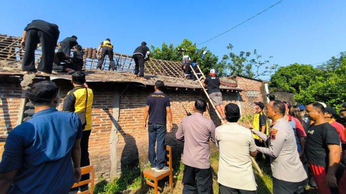 BEDAH RUMAH: Dalam semangat kebersamaan dan kepedulian sosial, Polres Sragen bersama elemen masyarakat, perguruan silat, dan para purnawirawan Polri menggelar kegiatan Bedah Rumah Warakawuri Polri, Kamis pagi (26/6), di kediaman Ibu Sudarmi, istri almarhum Mayor Anwar Suhadi, seorang purnawirawan Polri, yang beralamat di Kampung Krapyak, Sragen Wetan. Kegiatan mulia ini merupakan bagian dari rangkaian peringatan Hari Bhayangkara ke-79 Tahun 2025, yang mengusung tema “Polri Untuk Masyarakat”. (Dok Polres Sragen)