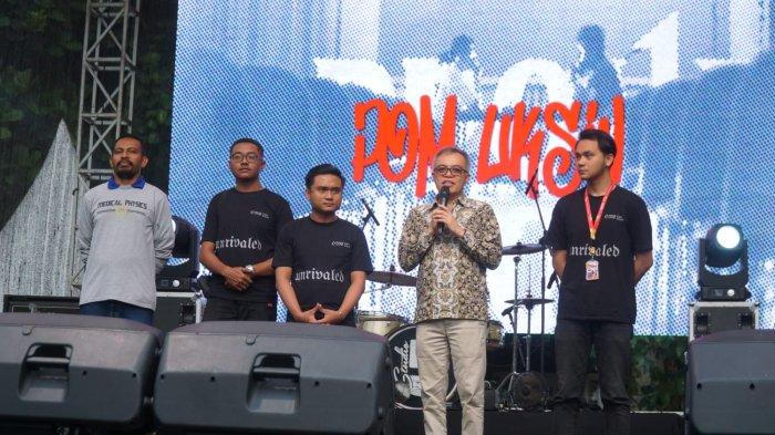 PENUTUPAN POM: Profesor Dr. Ferdy S. Rondonuwu, S.Pd., M.Sc., selaku Wakil Rektor Bidang Pengajaran, Akademik, dan Kemahasiswaan, menyampaikan apresiasi atas diadakannya POM 2025. Fakultas Ekonomika dan Bisnis (FEB) berhasil dinobatkan menjadi Juara Umum POM 2025 sekaligus meraih predikat Best Suporter. (Dok UKSW)