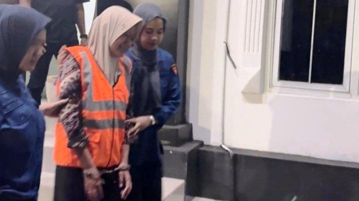 DITANGKAP - Sekdes Kertosari Kecamatan Singorojo Kendal, berinisial PM digiring dari kantor Kejari Kendal sembari memasang ekspresi mewek menuju mobil tahanan ke Lapas Perempuan Kelas II A Semarang, Kamis (26/6/2025) malam. Ia terbukti melakukan korupsi dana desa bersama Kades Wahyudi sebesar Rp 530 juta, dengan cara membuat laporan palsu pembangunan jalan cor beton desa tahun anggaran 2023.