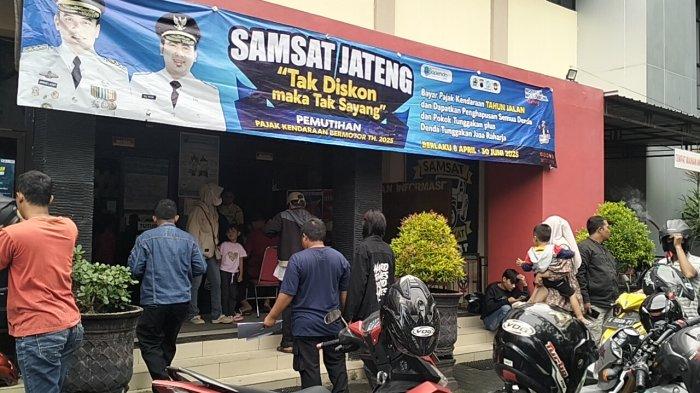 Suasana hari terakhir pemutihan pajak kendaraan di Samsat Blora, Senin (30/6/2025).
